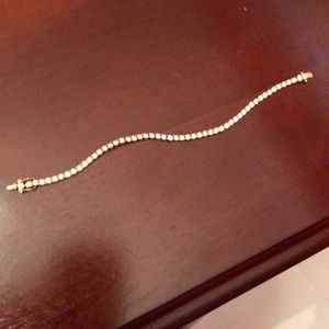 Tennis bracelet with cubic zirconia diamonds